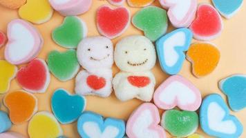 doces de marshmallows de geléia coloridos em forma de coração .conceito de love.happiness.holiday. fundo