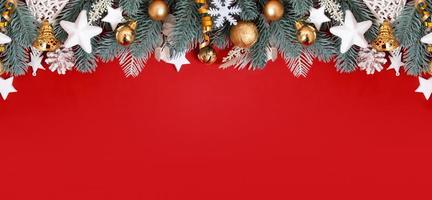 banner de Natal e ano novo com decorações de Natal em fundo vermelho com espaço de cópia. férias de inverno cartão em branco foto