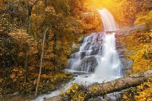 huay saai leung waterfall é uma bela cachoeira na floresta tropical da Tailândia foto