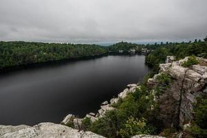 névoa sobre o lago Minnewaska foto