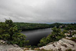 névoa sobre o lago Minnewaska foto