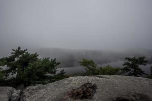 névoa sobre o lago Minnewaska foto