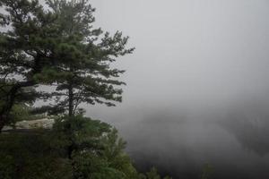 névoa sobre o lago Minnewaska foto