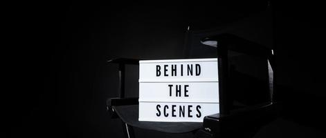 cadeira do diretor com caixa de luz de banner atrás da cena. foto