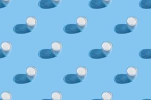 dia mundial do leite. padrão sobre um fundo azul. um copo de leite. modelo. padrão sem emenda foto
