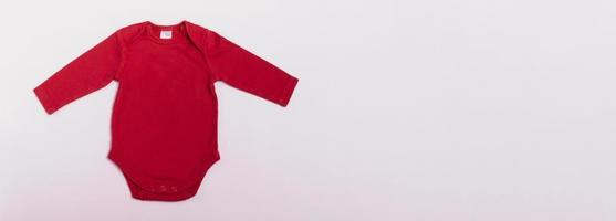 maquete de body para bebê com mangas compridas em vermelho sobre fundo branco foto