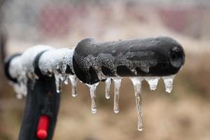 Scooter de gelo congelado com rodas de gelo em gelo clima frio foto