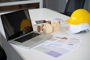 computador laptop na mesa de escritório, engenheiro de construção ou projeto de arquitetura foto