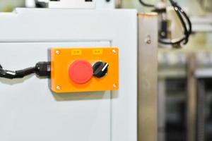 botão de emergência para controlar o funcionamento da máquina na indústria de transformação.