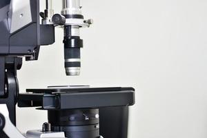 microscópio para pesquisa e desenvolvimento em laboratórios de fábricas industriais foto