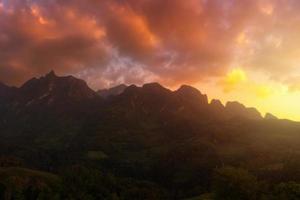 vista panorâmica da montanha doi luang chiang dao durante o pôr do sol, a famosa montanha para turistas visitarem em chiang mai, tailândia. foto