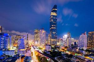 paisagem urbana do centro de negócios no centro de bangkok durante a hora do rush, na Tailândia foto