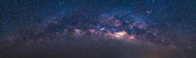panorama view universe space shot da Via Láctea com estrelas em um fundo do céu noturno. a Via Láctea é a galáxia que contém nosso sistema solar. foto