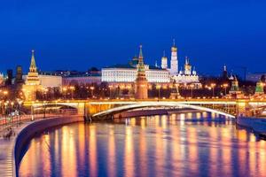 o palácio kremlin junto com o rio moskva durante o crepúsculo em moscou, rússia foto