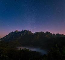 visão noturna da montanha doi luang chiang dao com estrelas no céu, a famosa montanha para turistas visitarem em chiang mai, tailândia foto