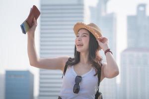 Mulher linda turista solo asiática sorrindo e aproveitando a viagem de férias do forr no verão foto