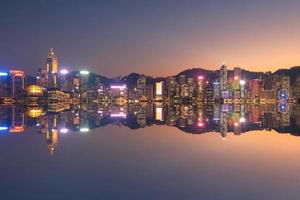 hong kong vista da cidade no centro da cidade durante o pôr do sol do lado de kowloon em hong kong. foto