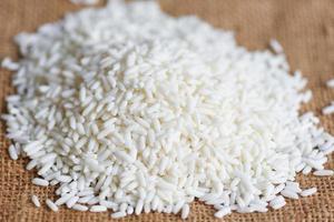 arroz no saco e arroz colhido, arroz de colheita e conceito de cozimento de grãos alimentícios