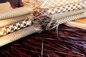 fundo de textura de tapete ou tecido de palha abstrato da indústria de cestaria - artesanato de bambu feito à mão foto