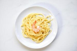 macarrão fresco de macarrão italiano servido em prato branco de espaguete com conceito de menu de frutos do mar foto