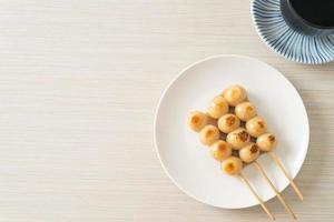 mitarashi dango. bolinho de massa com molho de soja doce foto