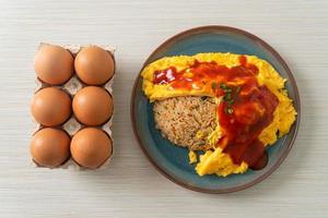 arroz frito aromatizado em embalagem de omelete foto