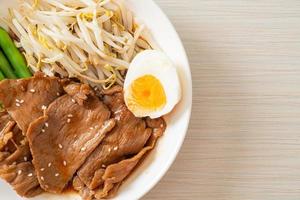 Frite carne de porco teriyaki com sementes de gergelim, brotos de feijão mungo, ovo cozido e conjunto de arroz foto