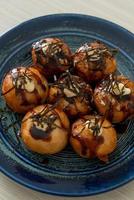 bolinhos de takoyaki ou bolinhas de polvo foto