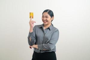 mulher asiática segurando um cartão de crédito com fundo branco foto