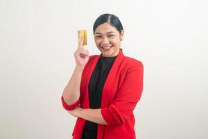 mulher asiática segurando um cartão de crédito com fundo branco
