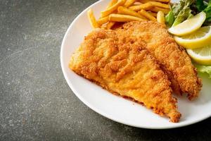 schnitzel caseiro à milanesa com batata frita foto