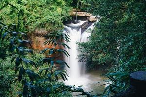 cachoeira haew suwat no parque nacional khao yai na tailândia foto