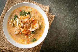 sopa sukiyaki com carne de porco em estilo tailandês foto