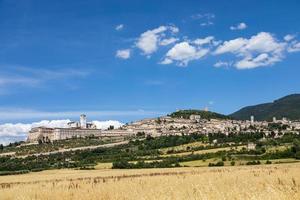 vila de Assis na região de umbria, itália. a cidade é famosa pela mais importante basílica italiana dedicada a st. francis - san francesco. foto