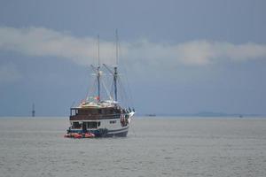 um navio cruzador atracando no mar foto