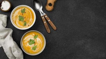 deliciosa composição de sopa de outono com espaço de cópia foto