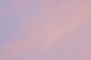lite roxo nuvens abstratas pastel e céu com cor doce de textura macia. foto