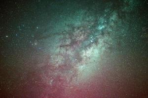 galáxia céu espaço verde escuro e rosa e estrelas belo universo. fundo do espaço com galáxia em preto. foto