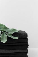 folha verde estilos mínimos folhas de palmeira verde tropical em fundo brilhante preto mínimo surrealismo.