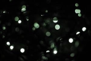 borrão verde Natal preto background.abstract preto desfocado borrão pontos de luz preto. foto