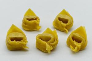 tortellini cru italiano tradicional isolado no fundo branco foto