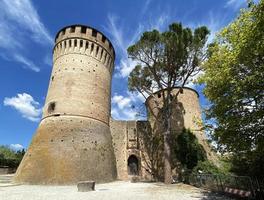 entrada principal da fortaleza de brisighella. ravenna, itália foto