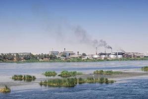fábrica na margem do rio Nilo, sul do Egito, África. cruzeiro no rio Nilo. foto