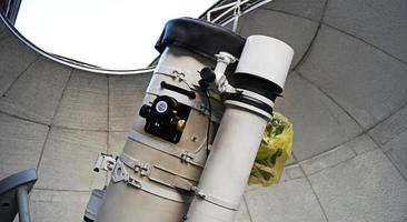 poderoso telescópio óptico sob a cúpula de um observatório astronômico foto