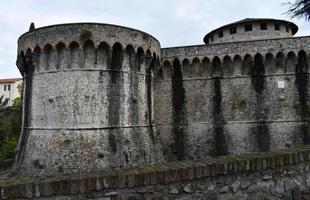 antiga fortaleza medieval firmafede em sarzana, itália. foto