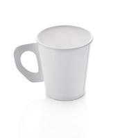 xícara de café de papel no fundo branco foto