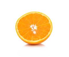 fruta laranja metade em fundo branco foto