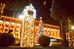 Big Ben instalação de natal simulada com luzes de natal em tbilisi, capital da georgia no cáucaso foto