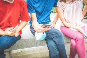 mãos com telefones fecham foto