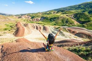 menina aproveita a paisagem cênica foto